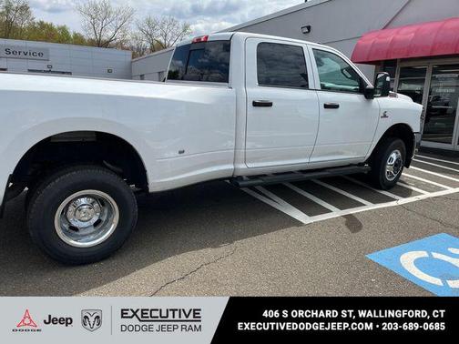 Bright White Clearcoat 2026 RAM 3500 Tradesman Crew Cab 4x4 8' Box