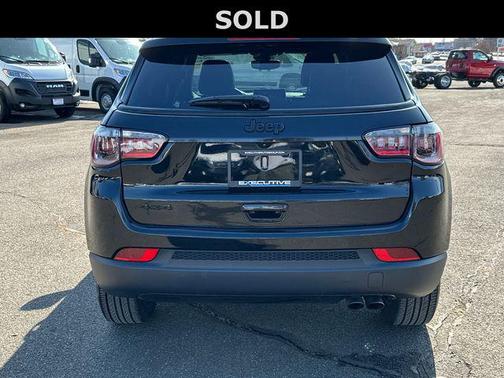 Diamond Black Crystal Pearlcoat 2022 Jeep Compass Latitude