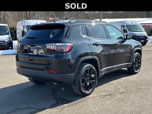 Diamond Black Crystal Pearlcoat 2022 Jeep Compass Latitude