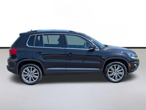 Deep Black Metallic 2012 Volkswagen Tiguan SE