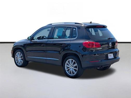 Deep Black Metallic 2012 Volkswagen Tiguan SE