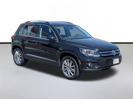 Deep Black Metallic 2012 Volkswagen Tiguan SE