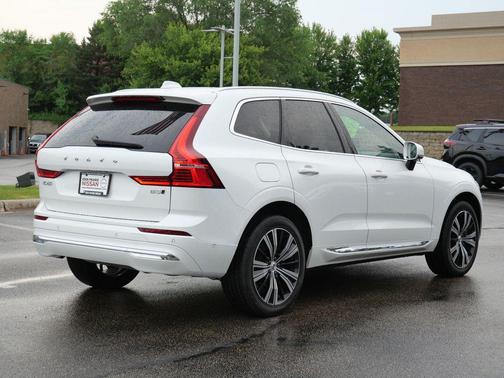 Crystal White Metallic 2023 Volvo XC60 B5 Plus Bright Theme