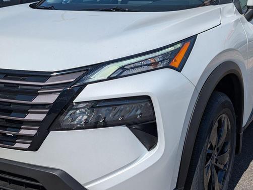 Everest White Pearl Tricoat 2026 Nissan Rogue SV