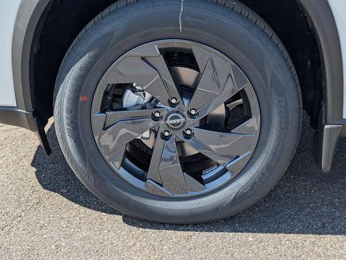 Everest White Pearl Tricoat 2026 Nissan Rogue SV