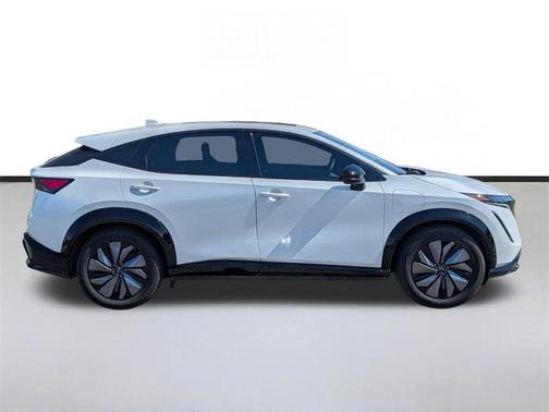 Everest White Pearl Tricoat 2023 Nissan ARIYA EVOLVE+