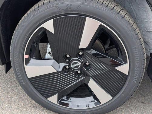 White / Black 2026 Nissan Kicks SR