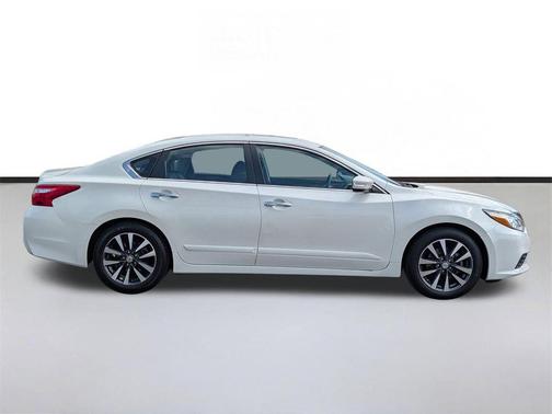 Pearl White 2017 Nissan Altima 2.5 SL