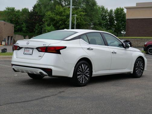 Pearl White Tricoat 2024 Nissan Altima 2.5 SV
