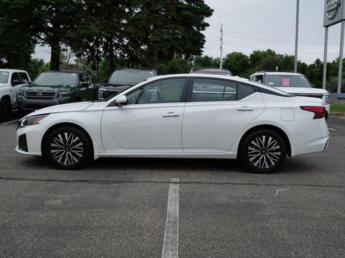 Pearl White Tricoat 2024 Nissan Altima 2.5 SV