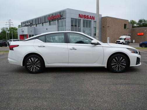 Pearl White Tricoat 2024 Nissan Altima 2.5 SV