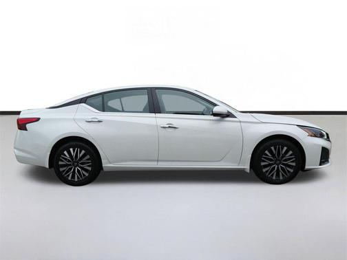 Pearl White Tricoat 2024 Nissan Altima 2.5 SV
