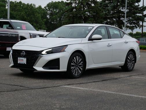 Pearl White Tricoat 2024 Nissan Altima 2.5 SV