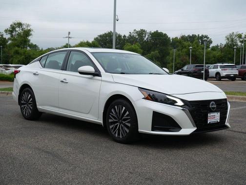 Pearl White Tricoat 2024 Nissan Altima 2.5 SV