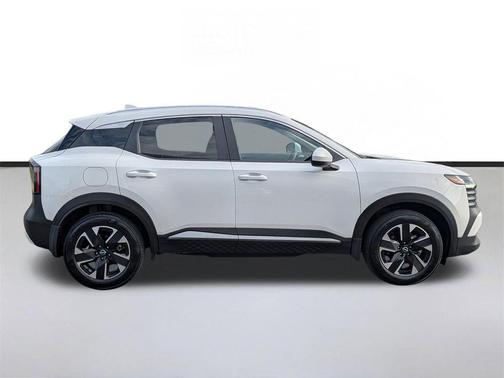 Aspen White Tricoat 2025 Nissan Kicks SV