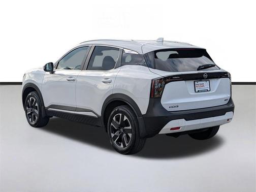 Aspen White Tricoat 2025 Nissan Kicks SV