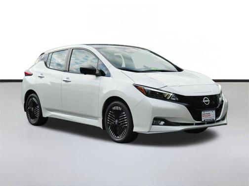 Super Black/Pearl White 2025 Nissan Leaf SV PLUS