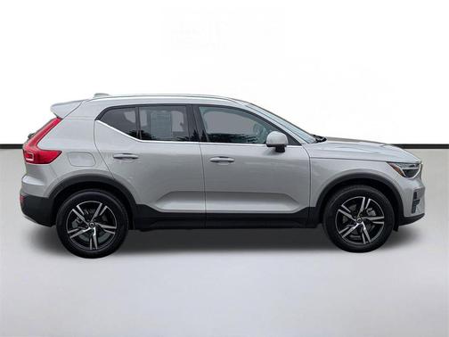 2025 Volvo XC40 B5 Core Bright Theme