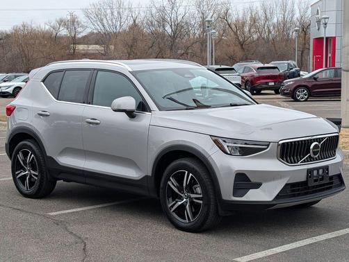 2025 Volvo XC40 B5 Core Bright Theme