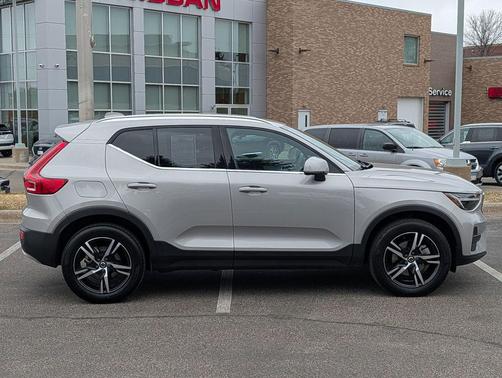 2025 Volvo XC40 B5 Core Bright Theme
