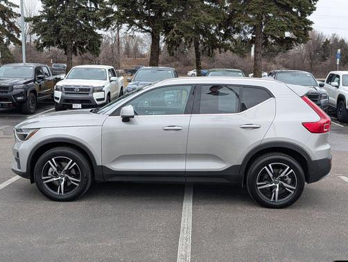 2025 Volvo XC40 B5 Core Bright Theme