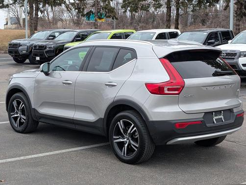 2025 Volvo XC40 B5 Core Bright Theme