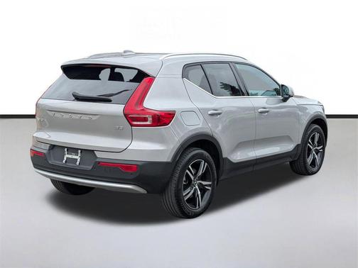 2025 Volvo XC40 B5 Core Bright Theme