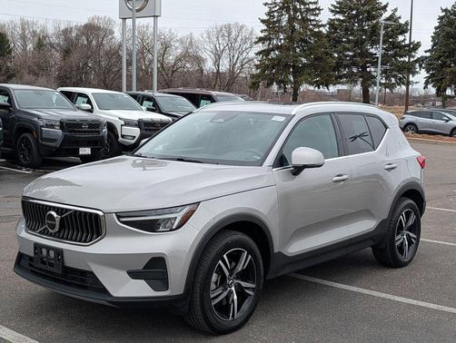 2025 Volvo XC40 B5 Core Bright Theme