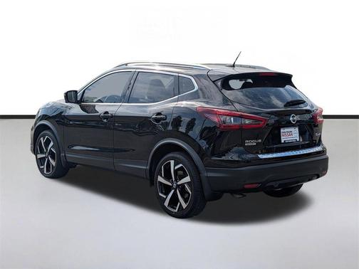 Magnetic Black Pearl 2022 Nissan Rogue Sport SL