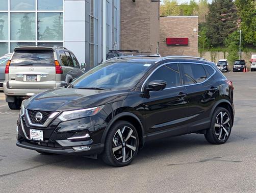 Magnetic Black Pearl 2022 Nissan Rogue Sport SL