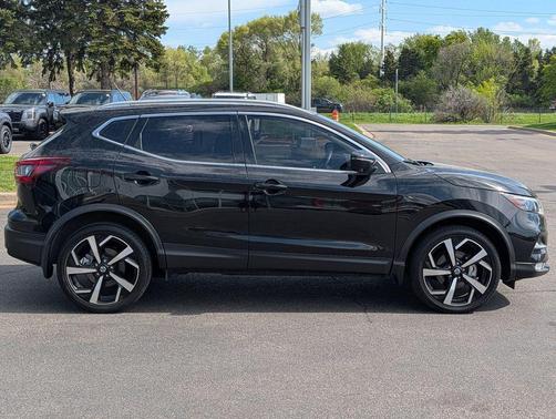 Magnetic Black Pearl 2022 Nissan Rogue Sport SL