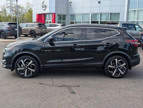 Magnetic Black Pearl 2022 Nissan Rogue Sport SL