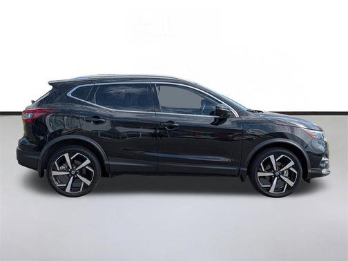 Magnetic Black Pearl 2022 Nissan Rogue Sport SL