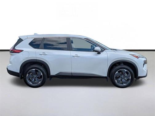 Everest White Pearl 2025 Nissan Rogue SV