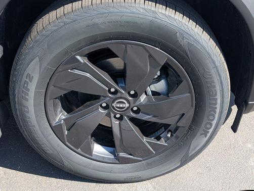 Everest White Pearl Tricoat 2026 Nissan Rogue SV
