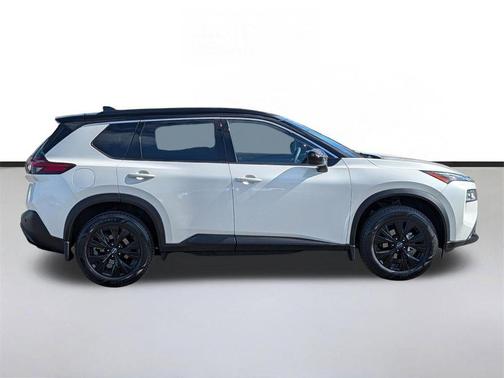 Pearl White Tricoat/Super Black 2023 Nissan Rogue SV
