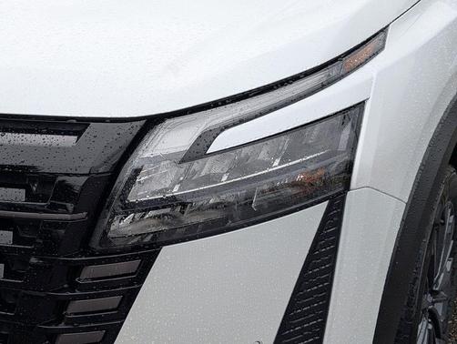 Everest White Pearl Tricoat 2026 Nissan Pathfinder SL