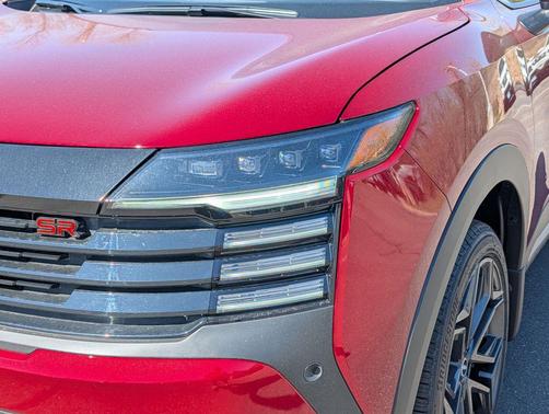 Scarlet 2026 Nissan Kicks SR