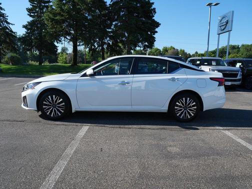 Pearl White 2023 Nissan Altima 2.5 SV
