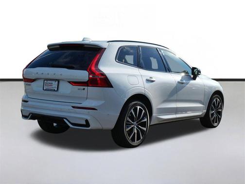 Crystal White Metallic 2025 Volvo XC60 B5 Plus