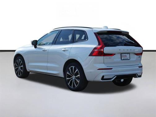 Crystal White Metallic 2025 Volvo XC60 B5 Plus