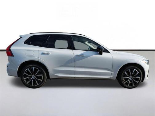 Crystal White Metallic 2025 Volvo XC60 B5 Plus