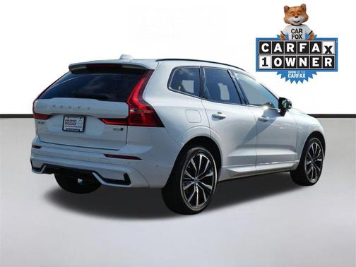Crystal White Metallic 2025 Volvo XC60 B5 Plus