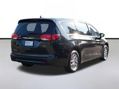 Brilliant Black Crystal Pearlcoat 2023 Chrysler Voyager LX