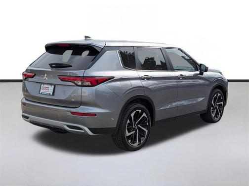 Mercury Gray Metallic 2023 Mitsubishi Outlander SE 2.5 2WD