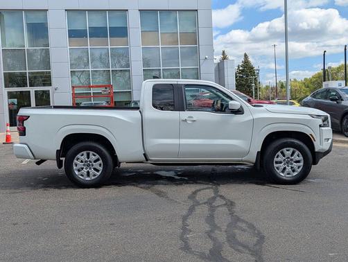 Glacier White 2024 Nissan Frontier SV