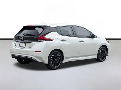 Pearl White Tricoat 2024 Nissan Leaf SV PLUS