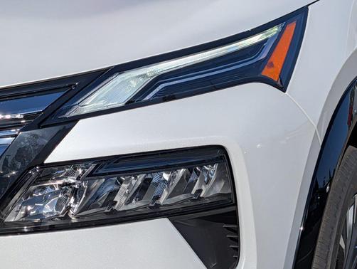 Everest White Pearl Tricoat 2026 Nissan Rogue Platinum