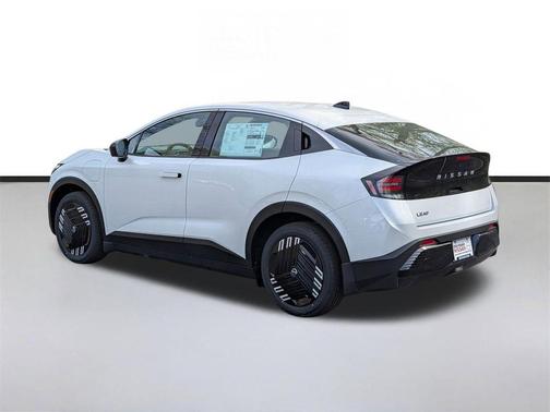 Everest White Pearl Tricoat 2026 Nissan Leaf S+