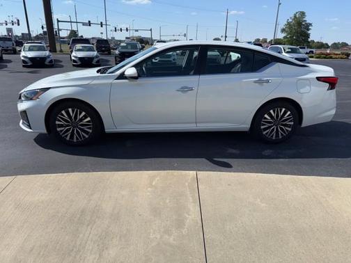 White 2023 Nissan Altima 2.5 SV